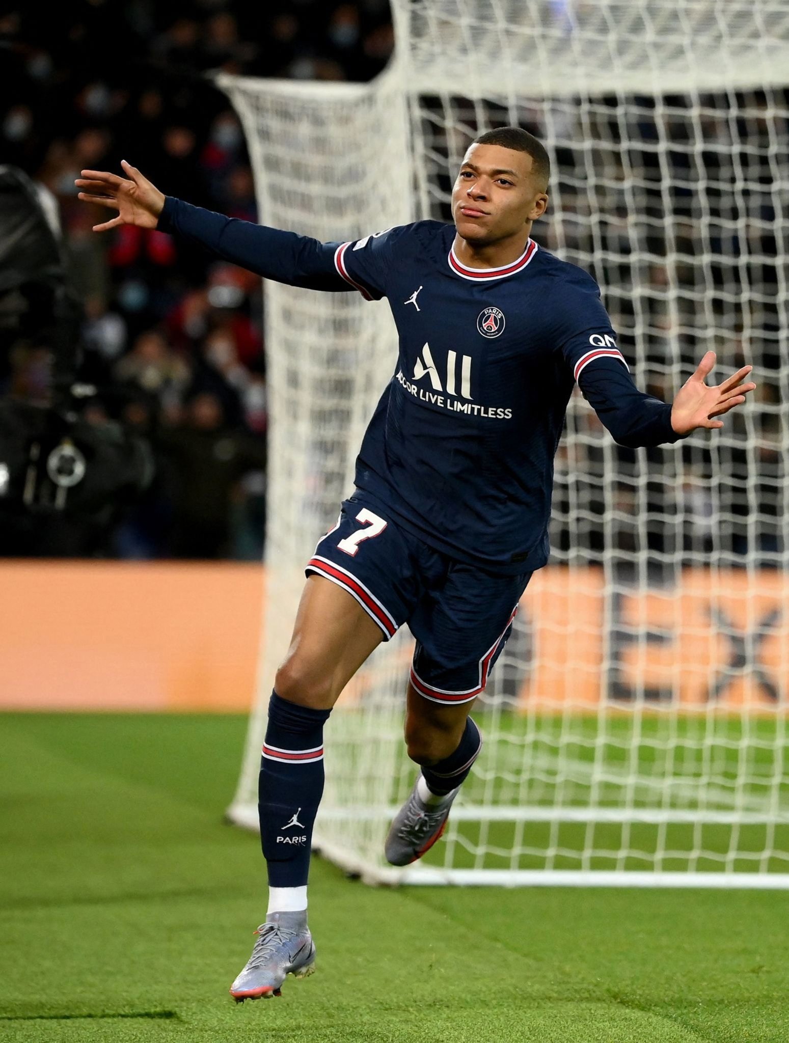 九人皇马主场输球，转播镜头拍到贝林辱骂四官：你XX的白痴