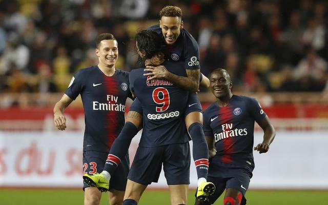 暗示续约还是离队？刘洋晒与瓦科互换球衣照片